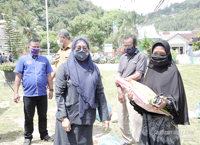 Ketua DPRD Kepulauan Anambas, Hasnidar memberikan paket sembako kepada salah satu warga